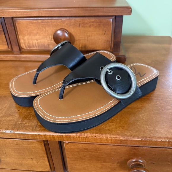 NEW Zodiac Women's Jadon T-Strap Buckled
Platform Sandals thong silver buckle - Picture 2 of 10